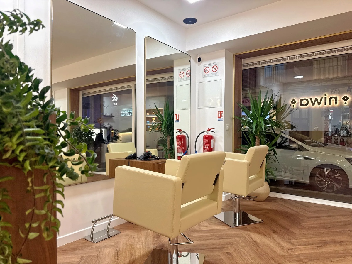 Postes de coiffure et grands miroirs